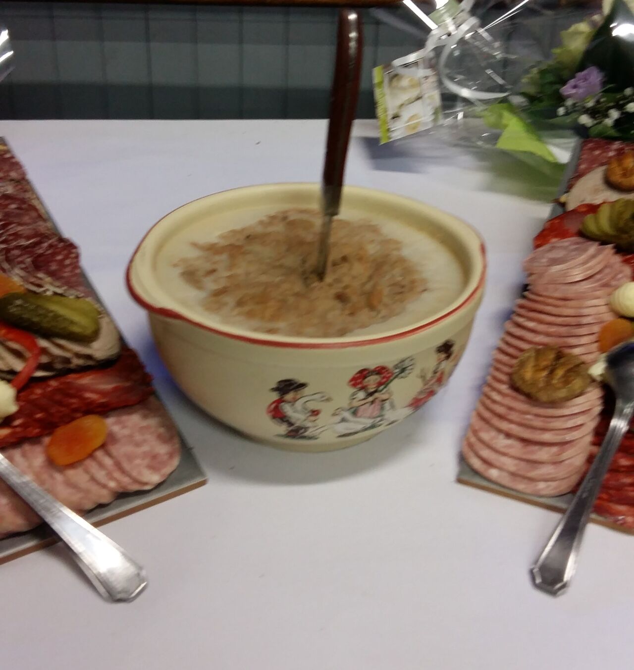 Présentation d'un buffet de mariage.