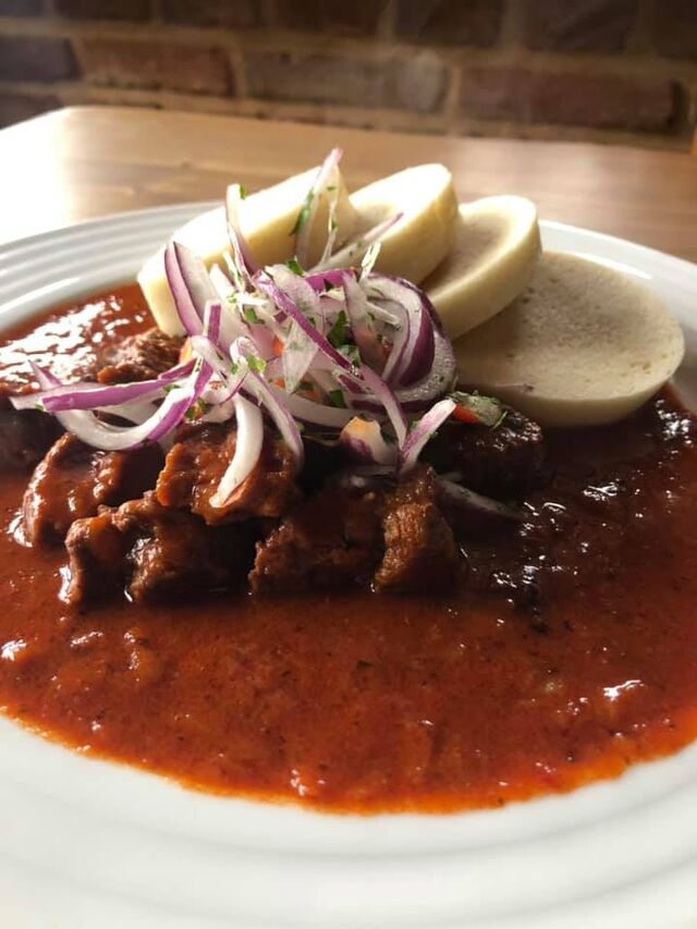 Maďarský guláš, cibule, feferonka, kynutý knedlík