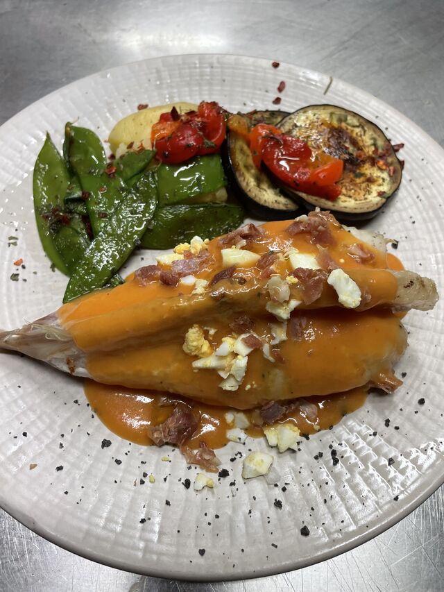 Cueta de rap amb crema de salmorejo, pernil i ou dur