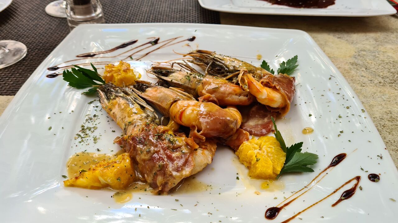 Riesen Gambas in eine Parma Bett in Martini, Orangen Sauce. 