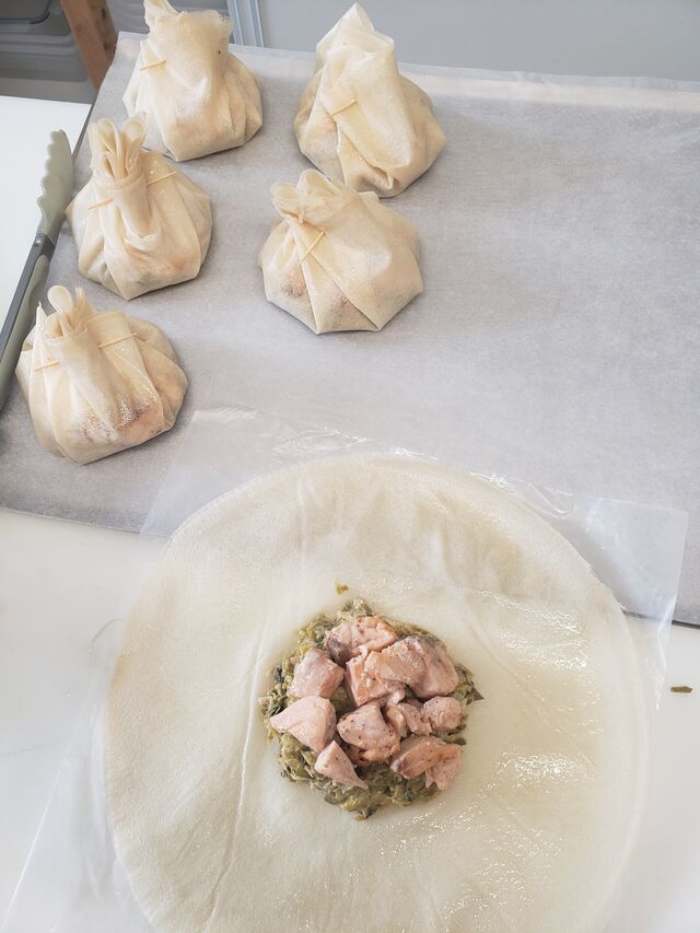 brick de saumon frais sur un lit de fondue de poireaux