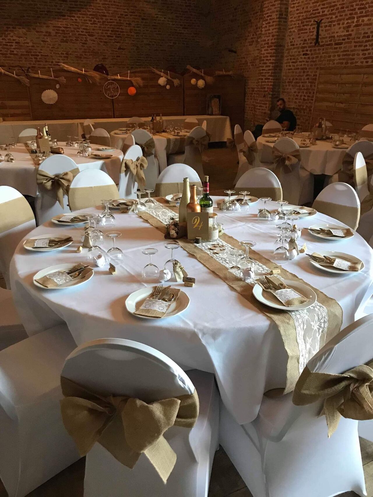 location housses chaises, noeuds en toile de jute, chemin de table toile de jute dentelle