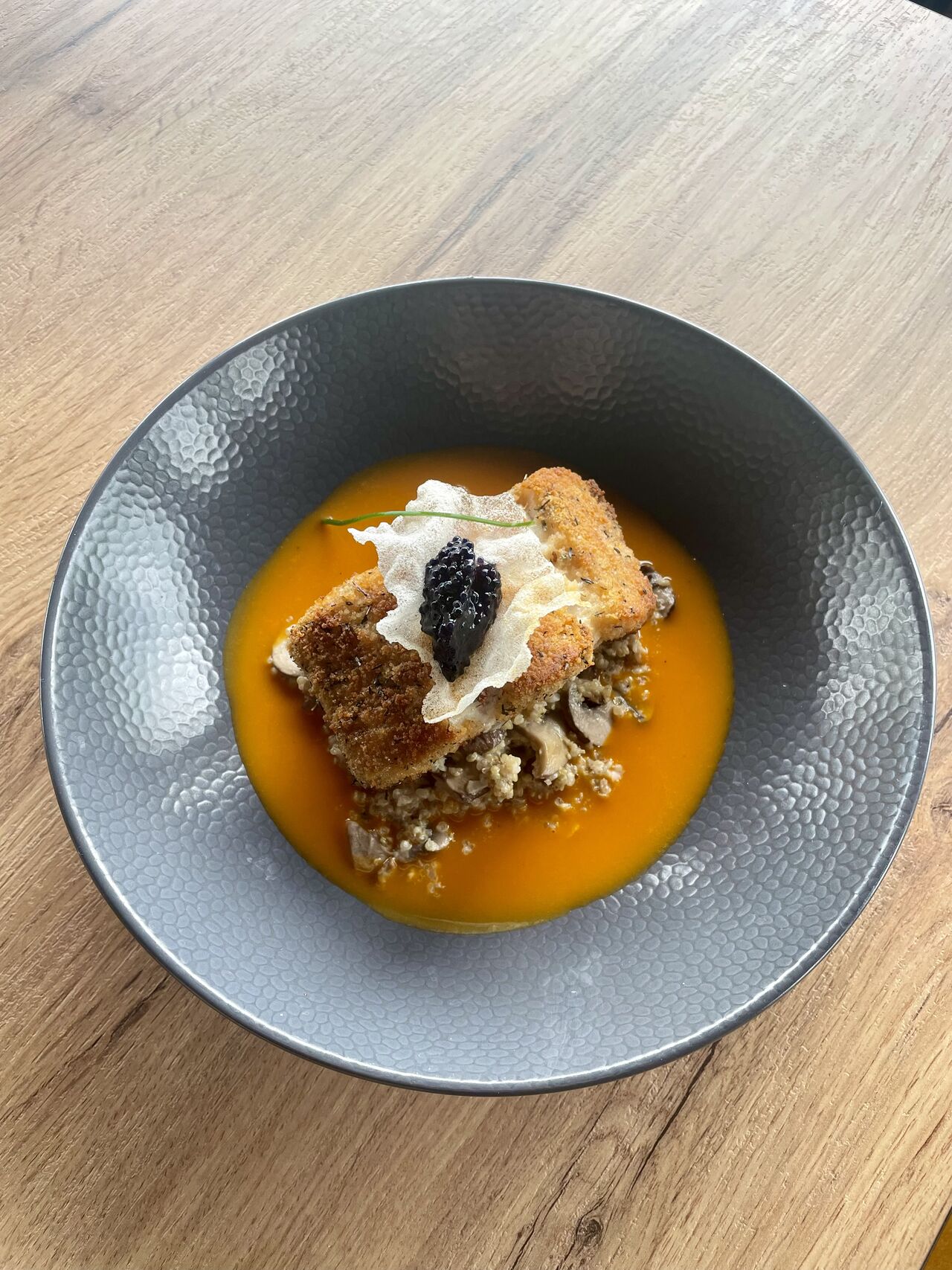 Dos de lieu noir en chapelure de thym, jus de carottes acidulées et quinoa aux champignons