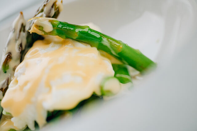 OVETTO POCHÉ
Punte di asparagi e fonduta di parmigiano