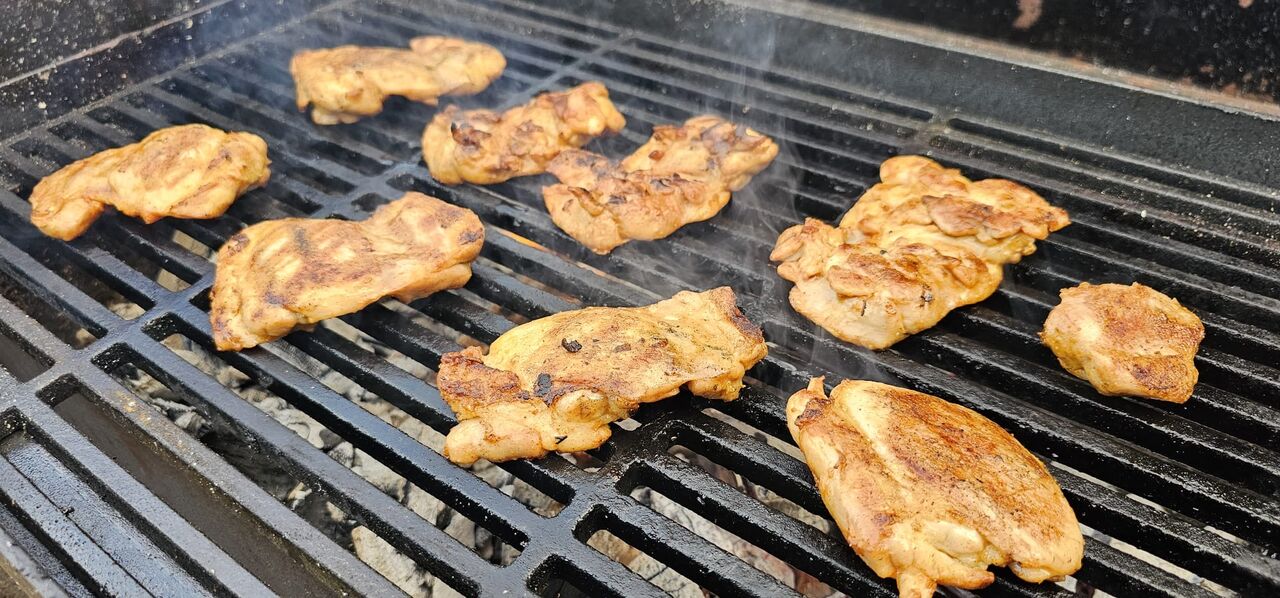 Masa na venkovním grilu