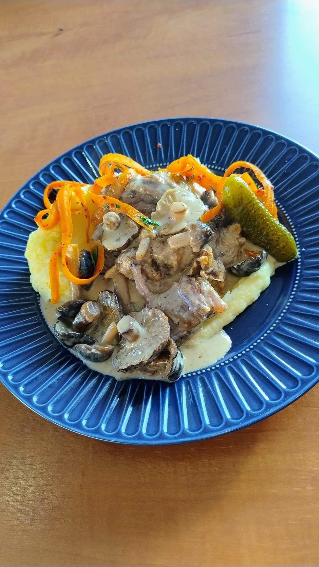 Delikatne duszone mięso w sosie grzybowym z puree ziemniaczanym