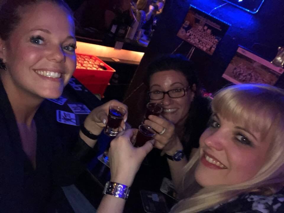 3 x Glitzerschnaps für die Mädelz. Ja, wir haben kölschen Glitzerschnaps.