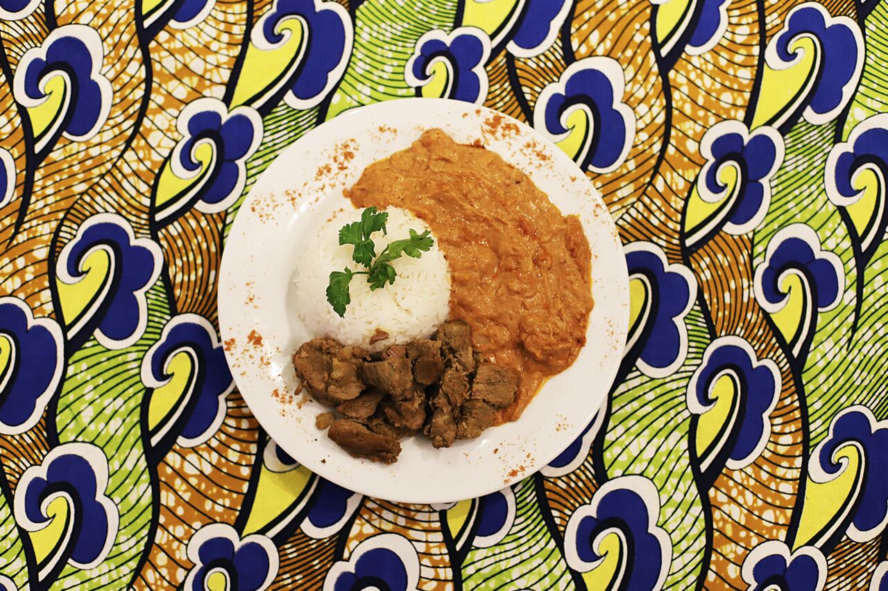 Mafé Bœuf avec sauce arachide et légumes mijotés.