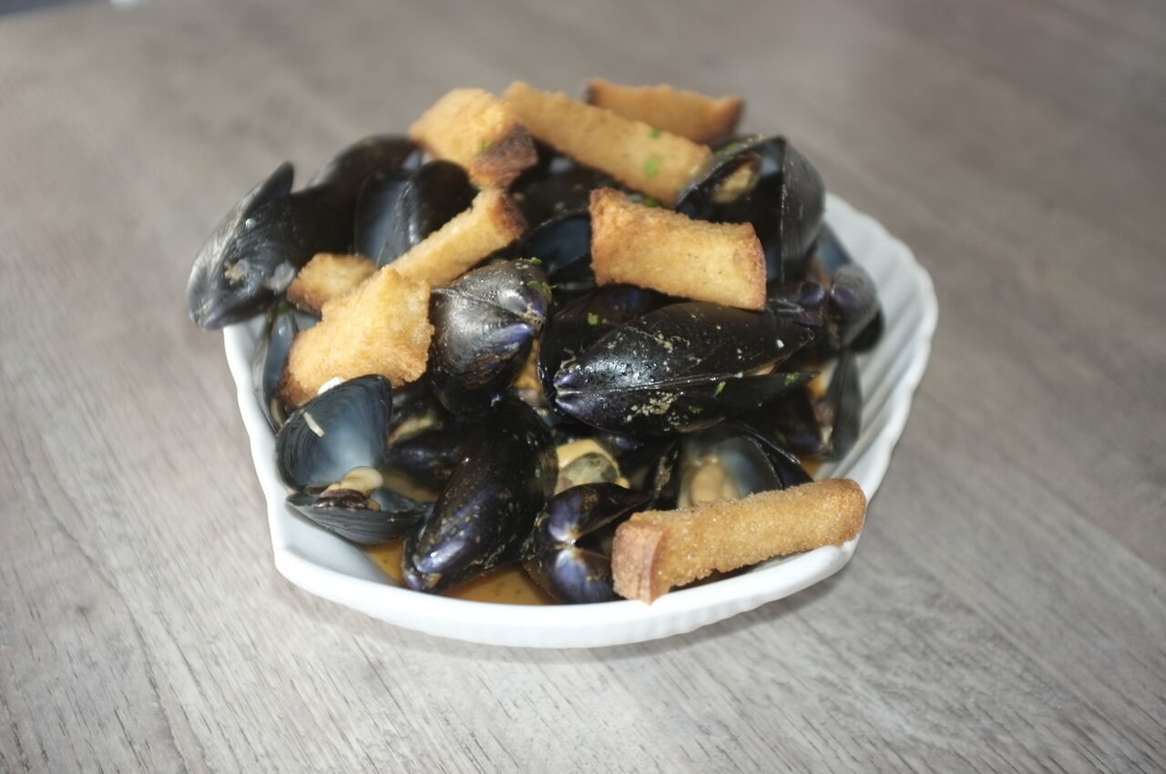 Pepata di cozze con crosstini