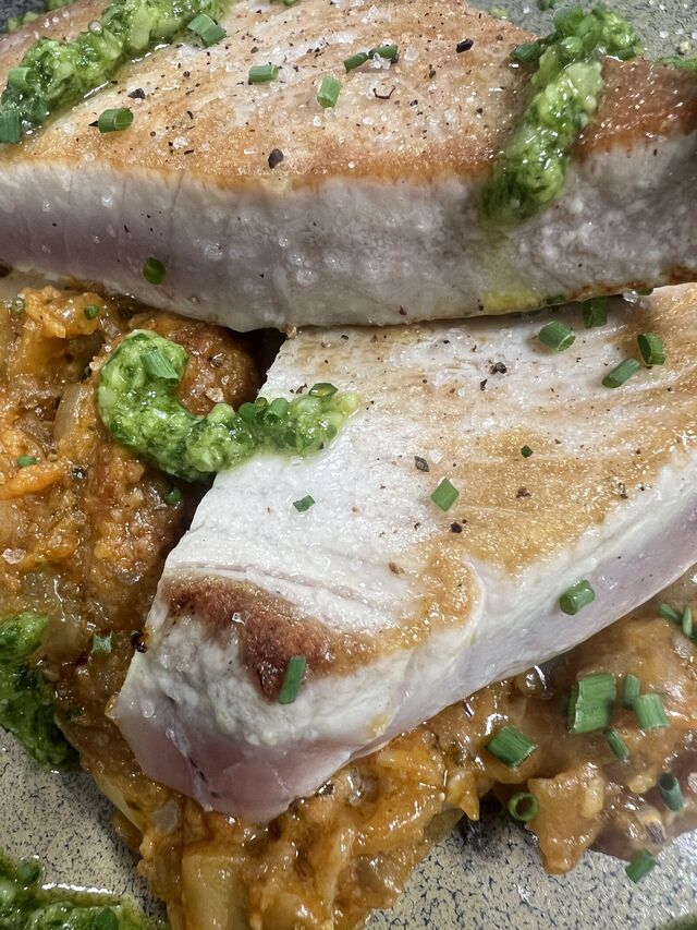 Le Thon Mi-Cuit, Pesto de Roquette et Aubergines Façon Bonifacienne