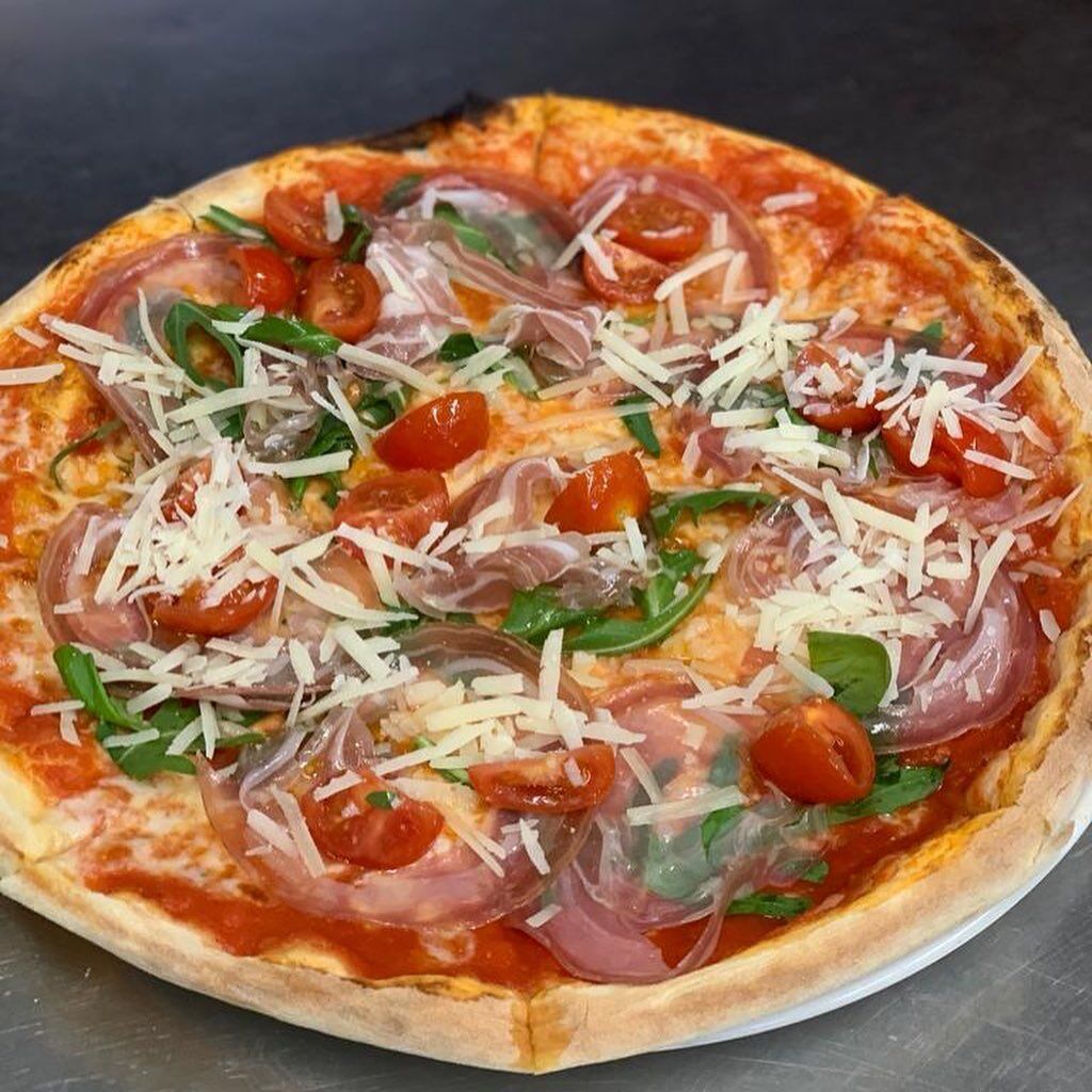 Pizza mit Coppa,Rucola,Parmesan und cherrytomaten