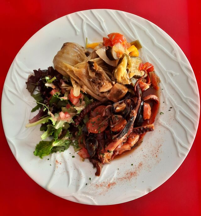 Daube de poulpe frais chorizo moules fenouil braisé à l'orange et ratatouille. 