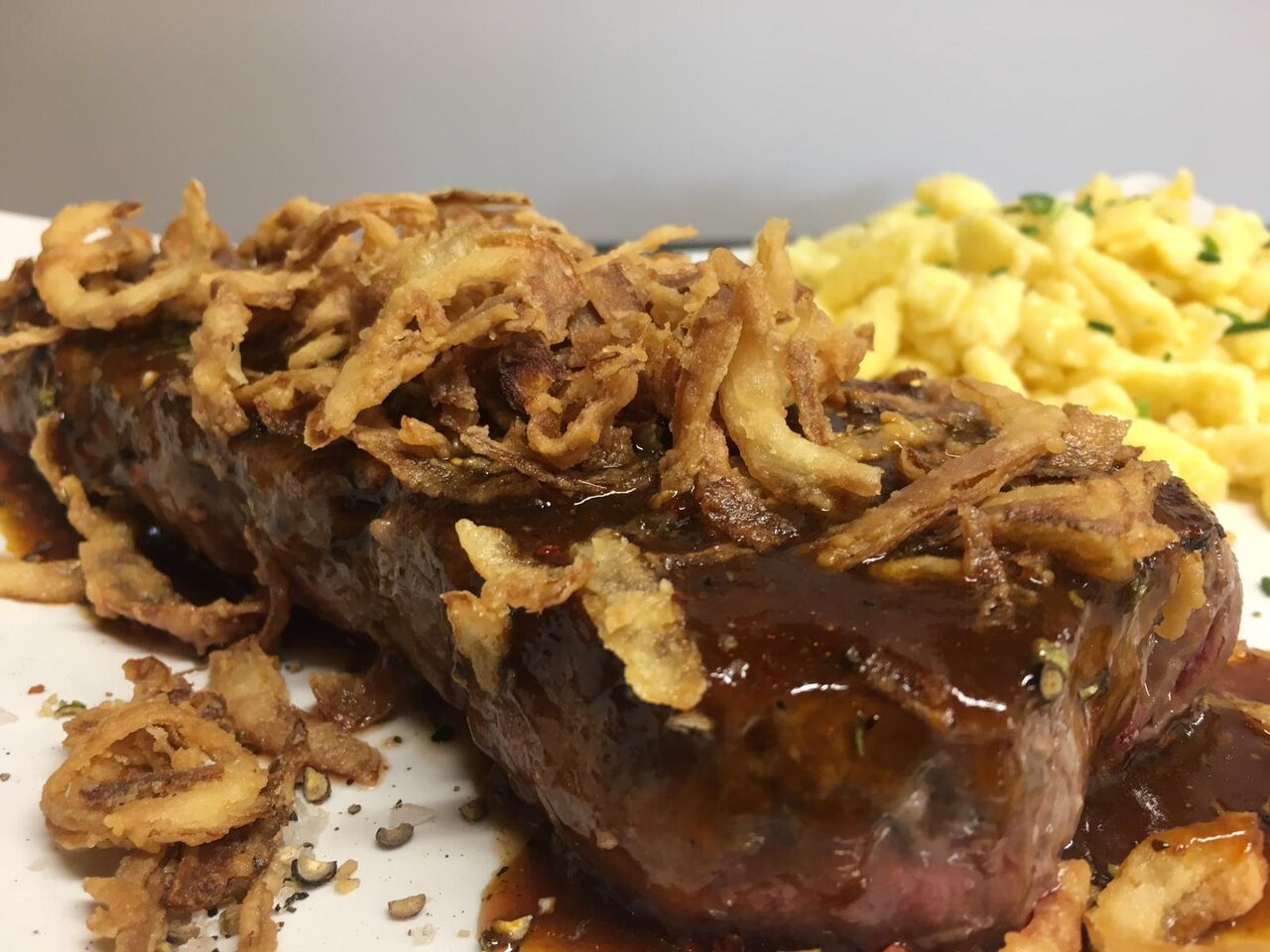 Unser Zwiebelrostbraten vom Premiumrind mit Spätzle