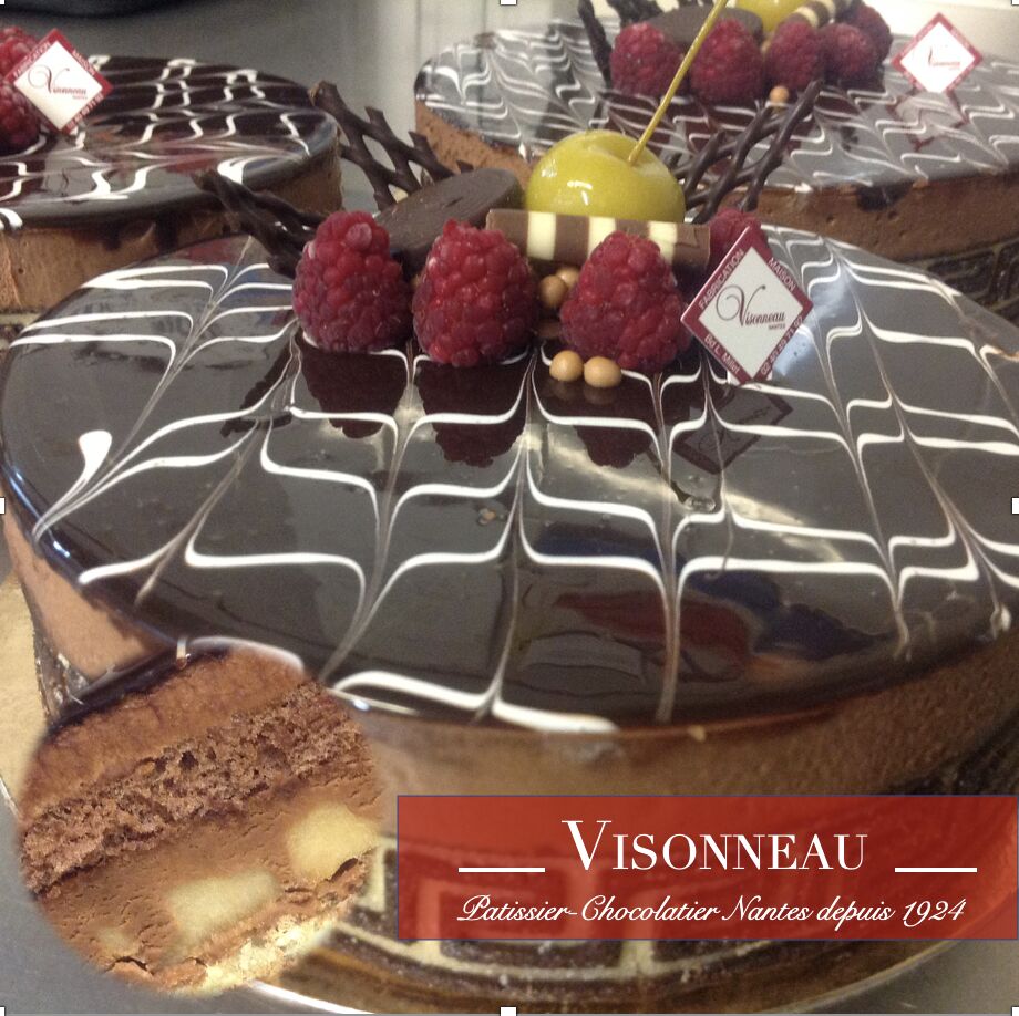 CAPRICE : mousse chocolat-caramel, feuilletine au praliné, nappage chocolat, poires caramélisées sur un biscuit aux amandes.