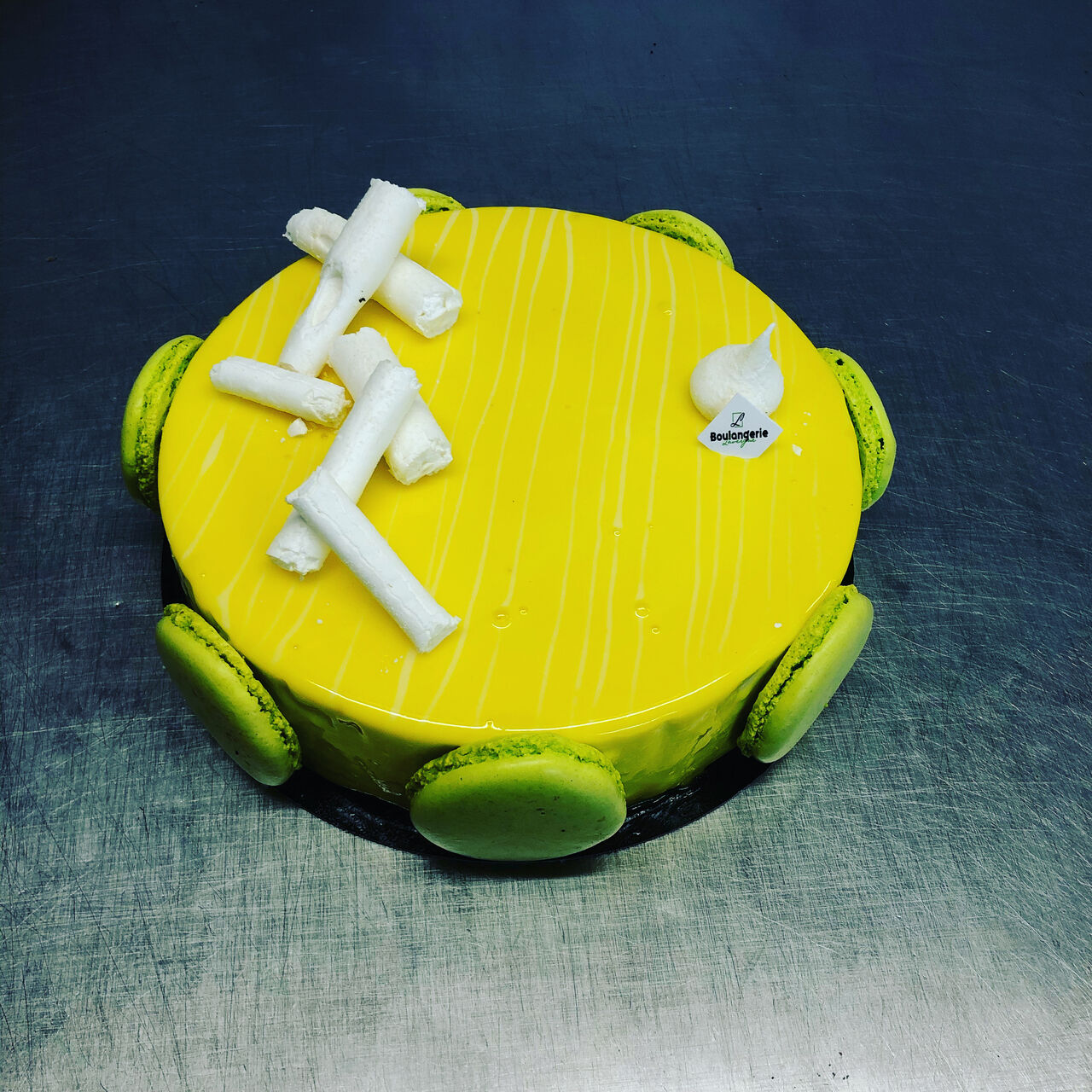 Le Sicilien :
- Biscuit cuillère
- Crémeux citron
- Bavaroise vanille