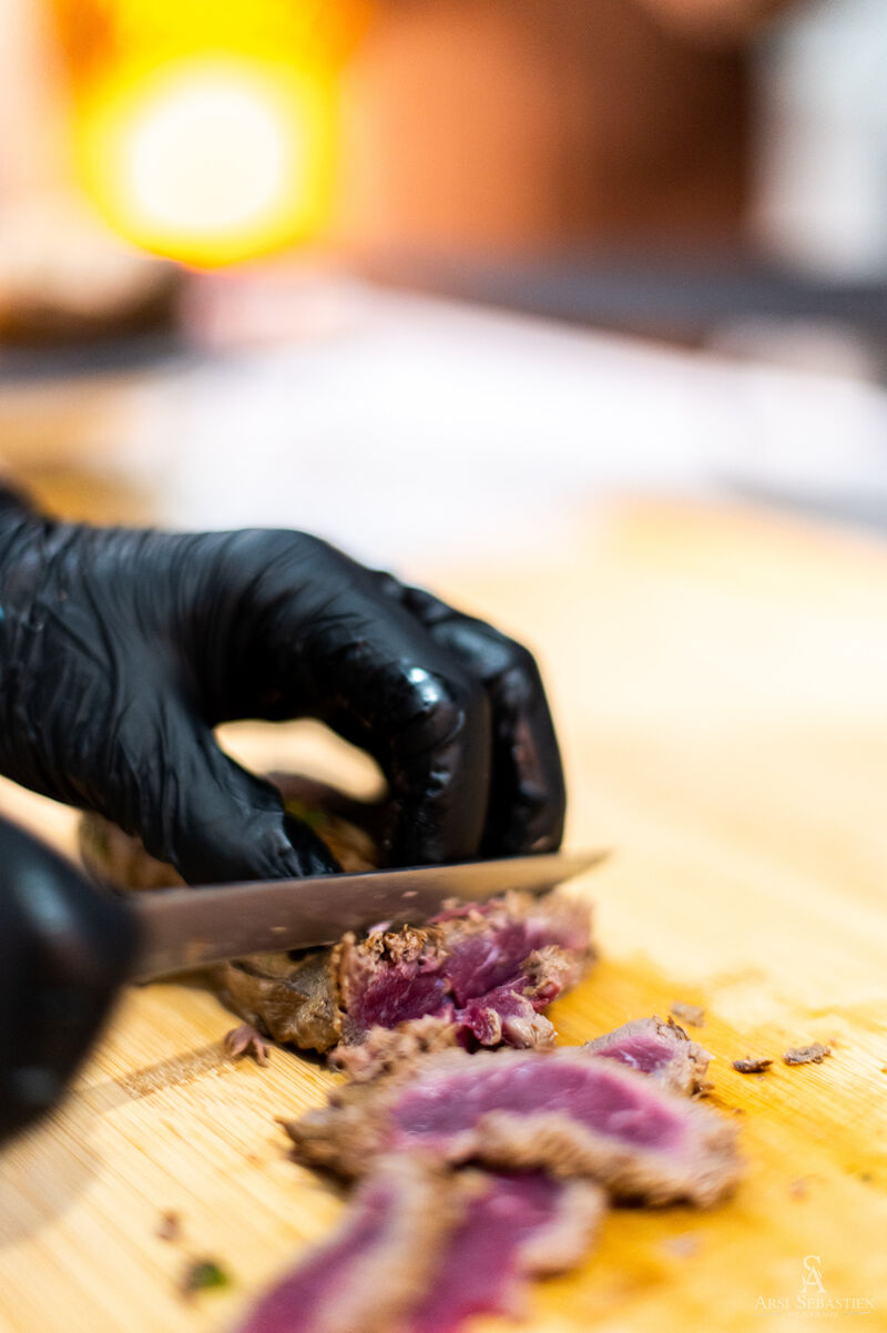 Atelier tataki de bœuf et son mikado de légumes.