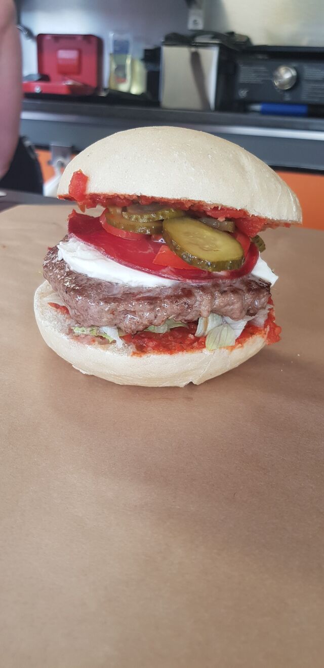 Burger italien : pain burger faluche, sauce tomate, steak haché,mozzarella, coppa 