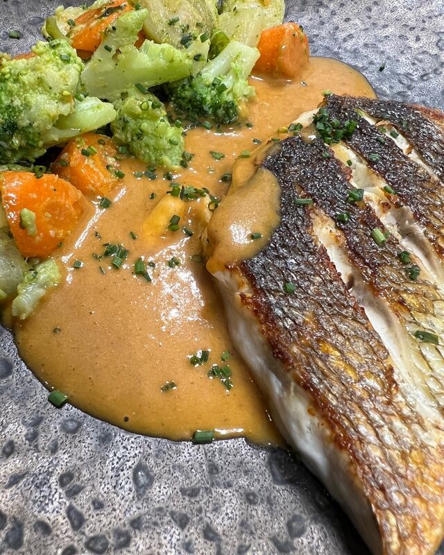 Le Filet de Bar à la Plancha, Sauce Pêcheur et Petits Légumes de Saison