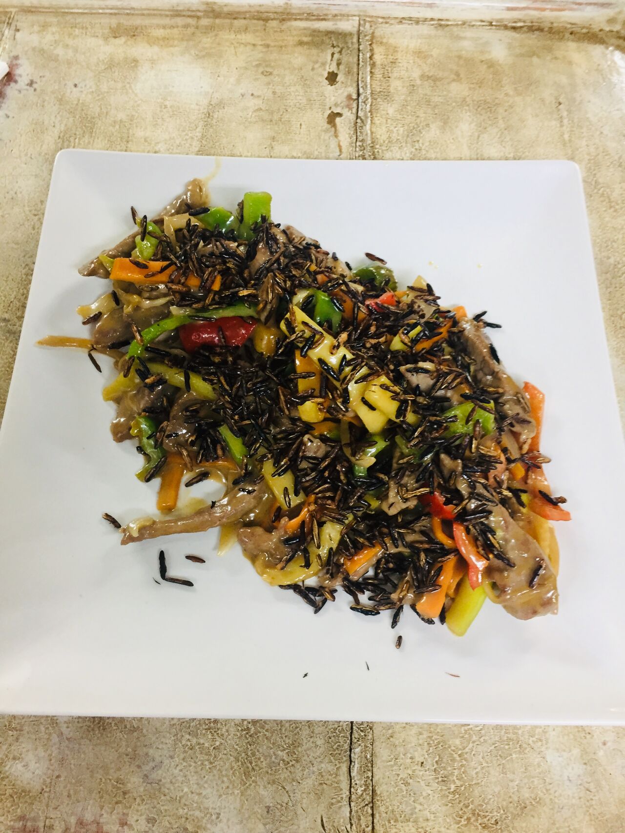 Wok de presa con verduras leche ee coco y arroz salvaje