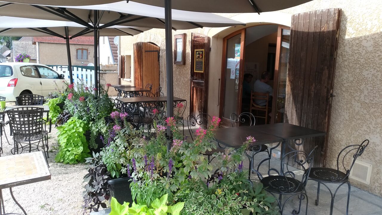 Une grande terrasse ombragée 