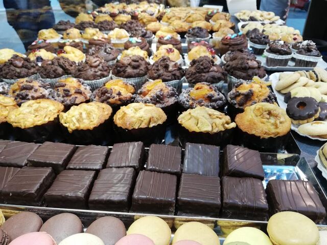 Dolci e sfizietti di tutti i tipi.