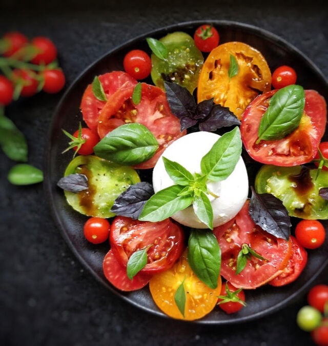 Burrata, tomates variées et basilic frais