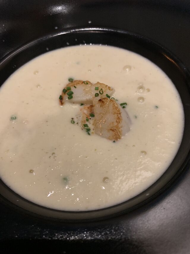 ... Après
Le Velouté d’Endives, Saint Jacques, Gambas et Noisettes Croquantes
