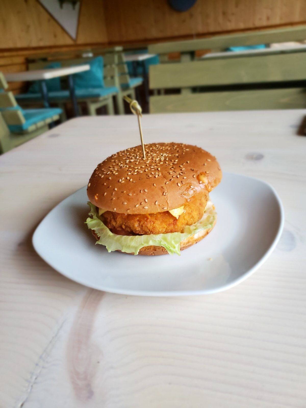 Бургер з курячими нагетсами