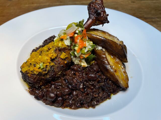 Cuisse poulet fermier boucané riz noir djon djon sauce chien (martinique 2022)