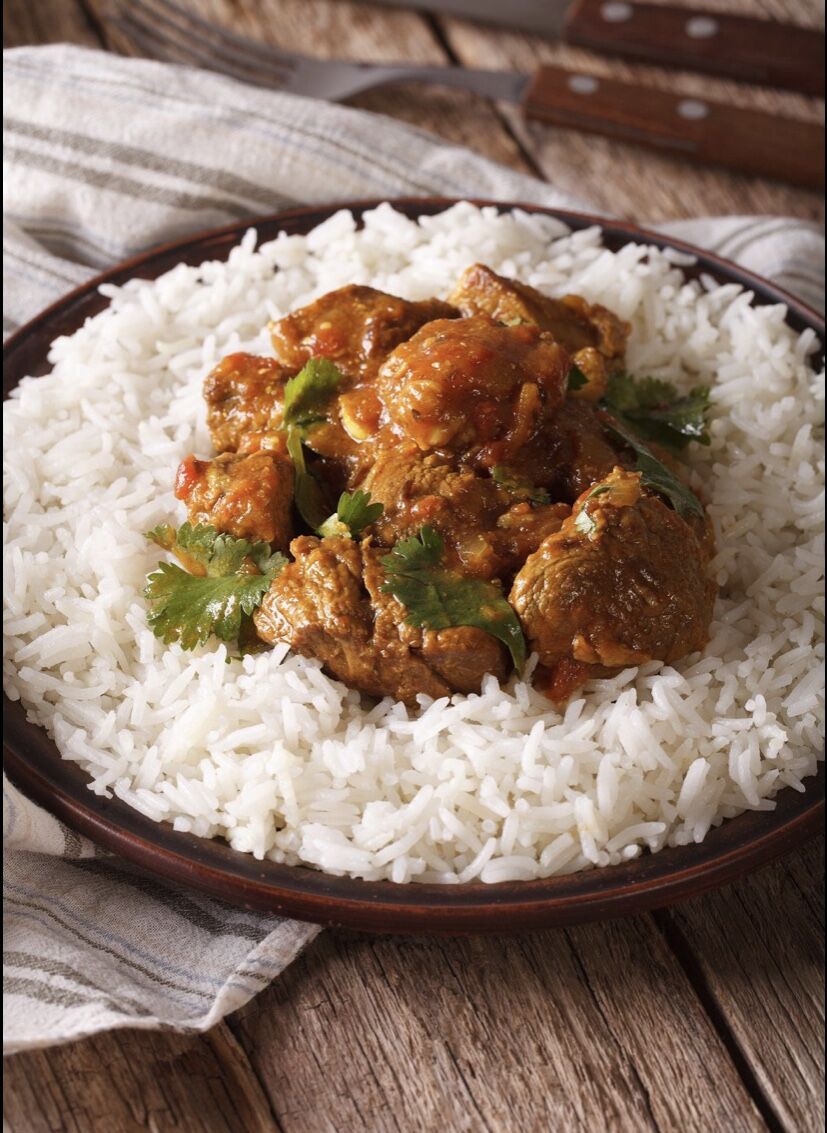 Riz blanc accompagné d’une sauce à la viande