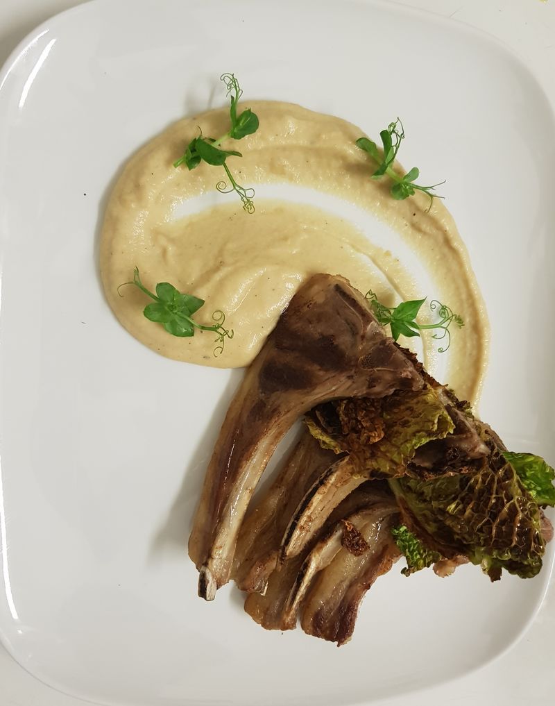 Costolette d'agnello con purè di sedano rapa all'aglio nero e verza ripassata