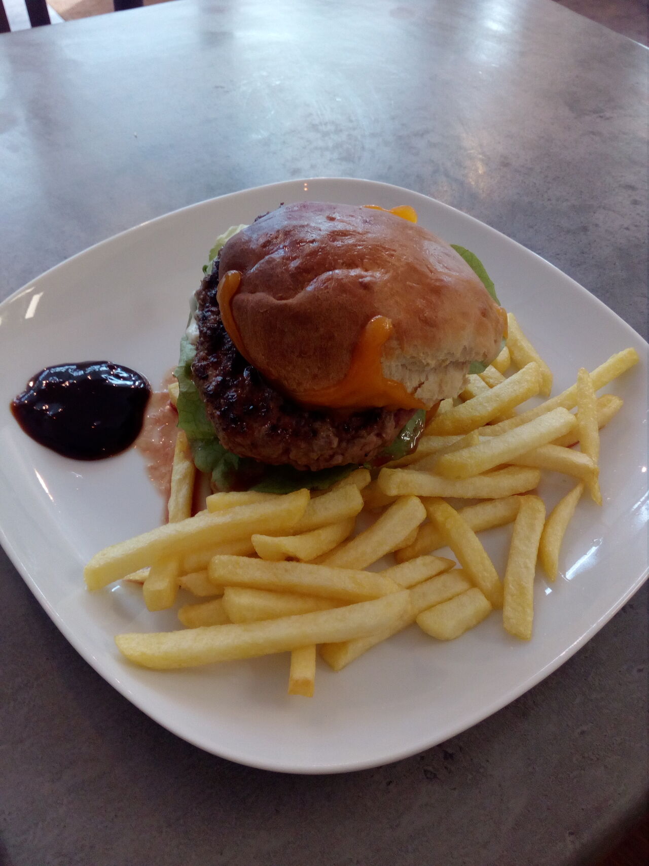 Nous pouvons proposer des burgers frais.