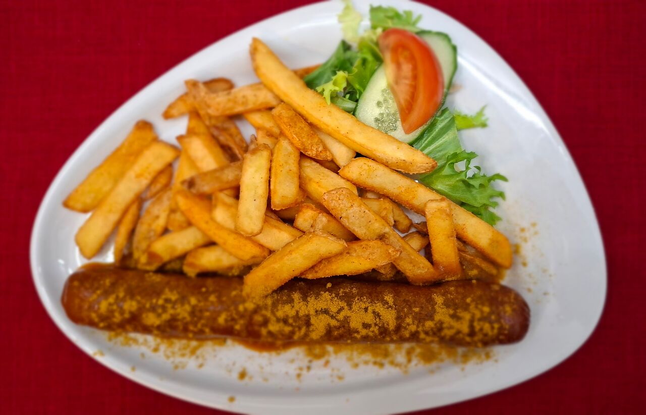 Currywurst mit Pommes Frites