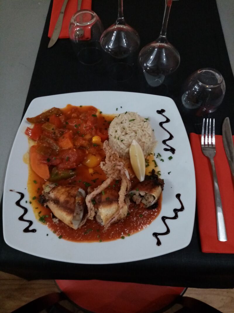 Encornet farci façon terre et mer et sa sauce napolitaine 