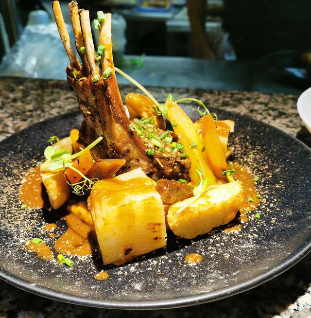 Carré d’agneau, houmous, jus romarin et gâteau de pomme de terre 