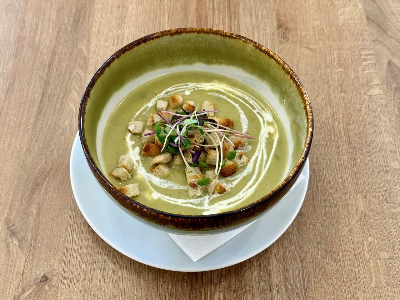 POLIEVKA: Brokolicový krém s chrumkavými krutónmi