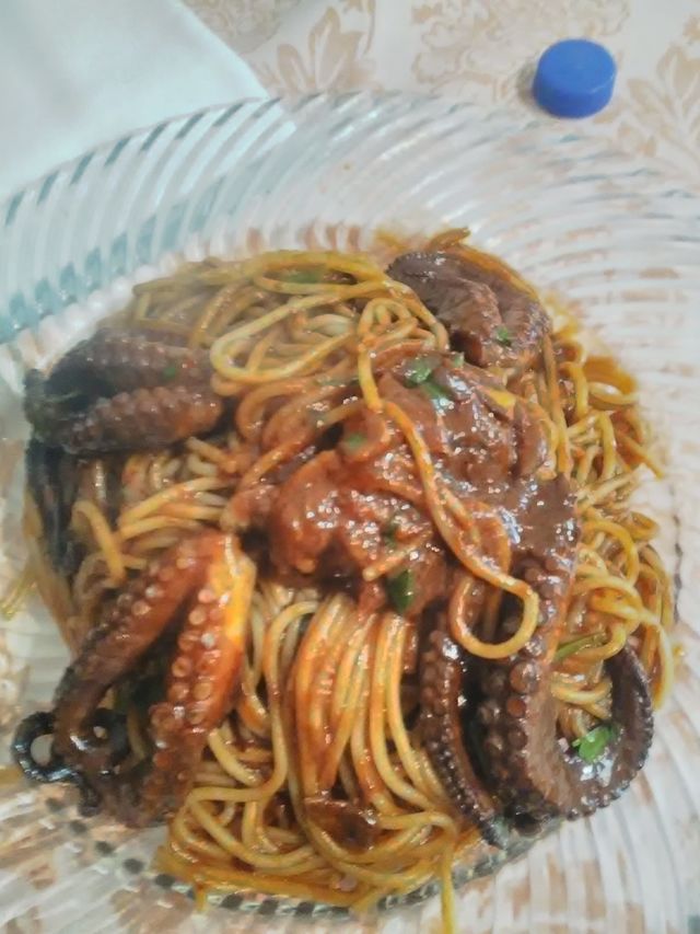 Spaghetti al nero di Avola con polipo