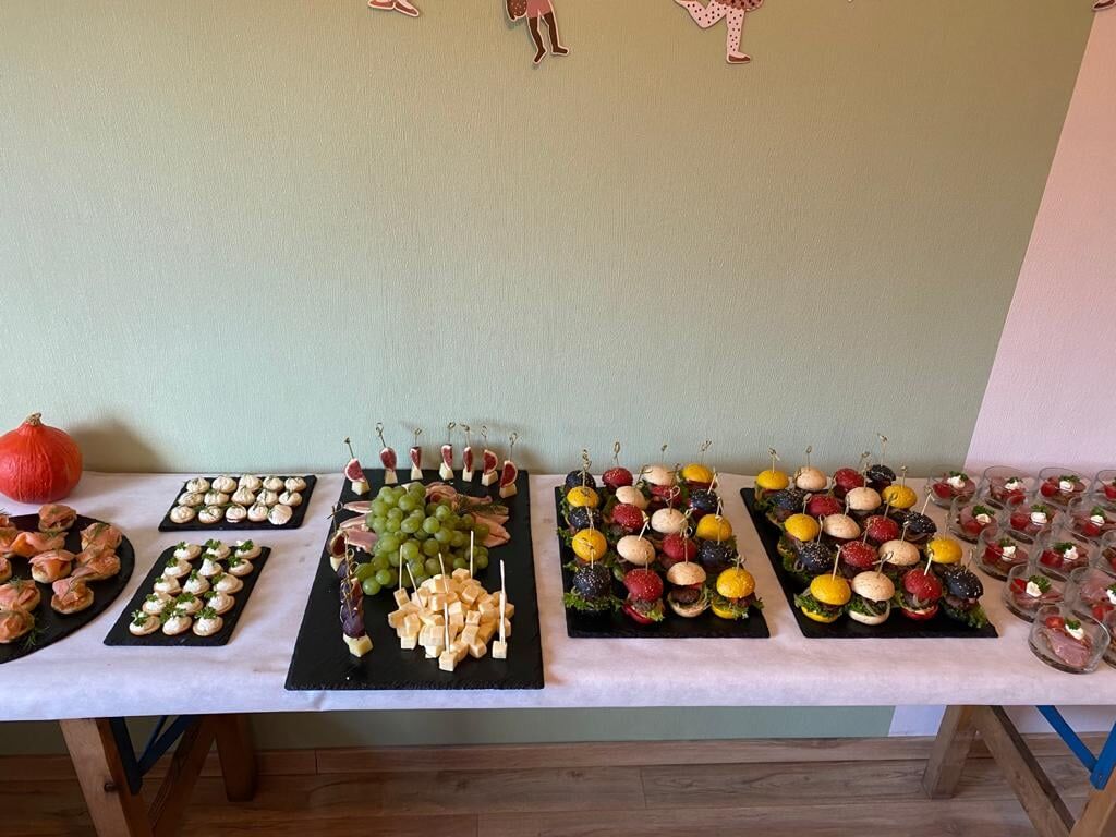 Bunte Mini Burger! EIn Blickfang auf jedem Buffet!