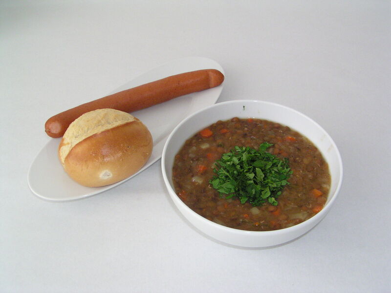 Linsensuppe mit Bockwurst und Brötchen