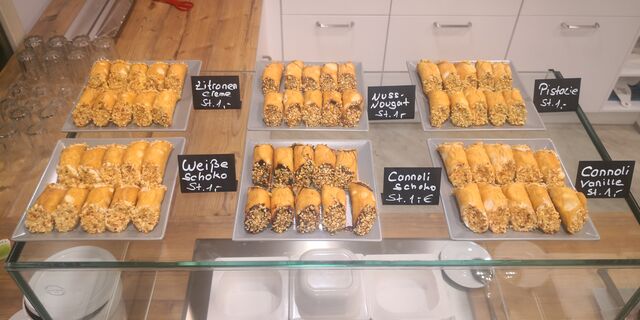 Schoko-, Vanille-, Pistazien-, Nuss-Nougat-,Zitronencreme und weiße Schokolade....
Unsere Cannoli werden frisch gefüllt....