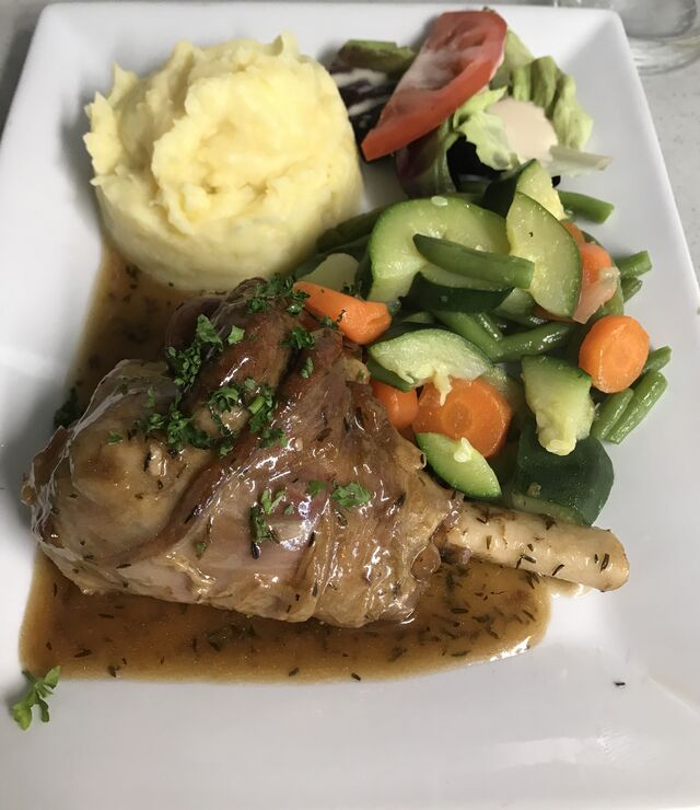 Souris d’agneau fondant au thym
Petit légumes purée maison 