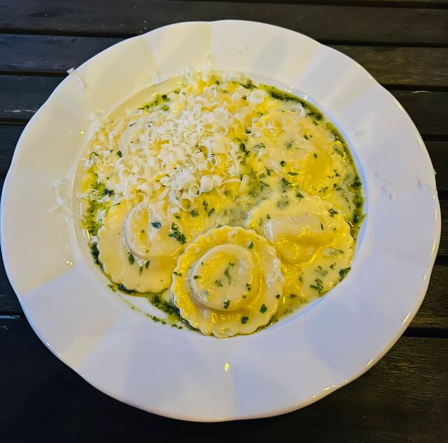 Hříbkové raviolli s bylinkovou máslovou omáčkou 