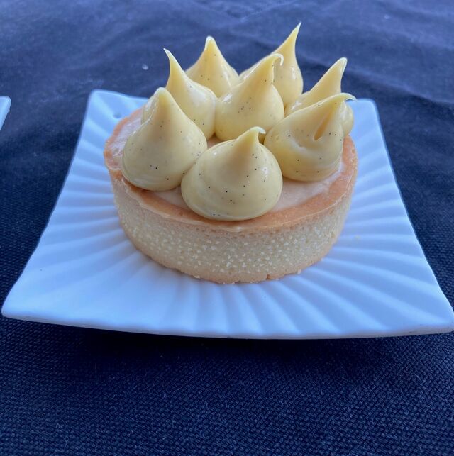Tartelettes avec un croustillant noisettes, un crémeux chocolat au lait et un crémeux fruits de passion. 