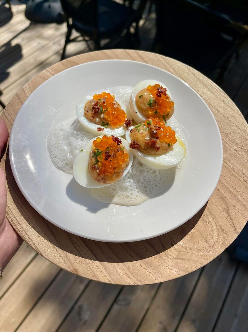 oeuf mimosa oeuf bio crème relevée, oeufs de truite, herbes fraîches croustillant chrorizo