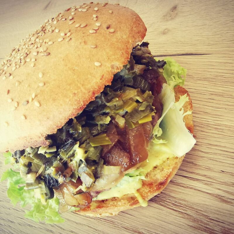Burger à la fondue de poireaux, sauce crémeuse au curry..