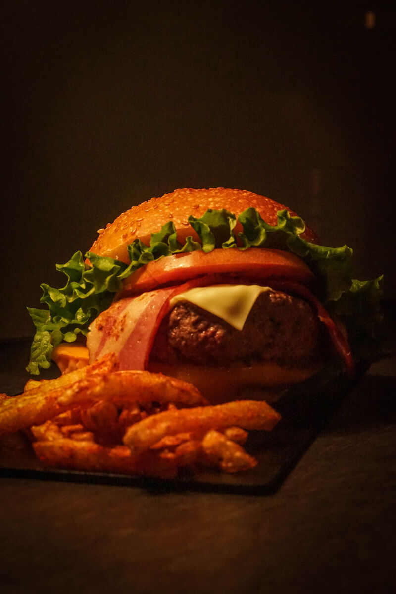 L'Ellies Island notre burgers fait de pain artisanal, accompagnée de ses doubles tranches de bacon, cheddar maturé...
