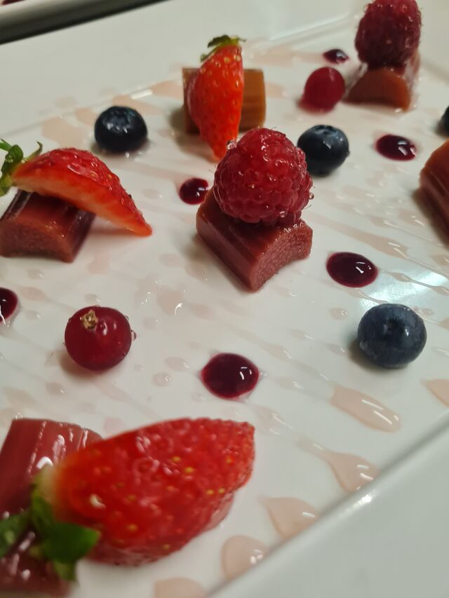 Assiette de Rhubarbe d’été .Rhubarbe du jardin cuite sous vide et son sirop . fruits et baies rouge