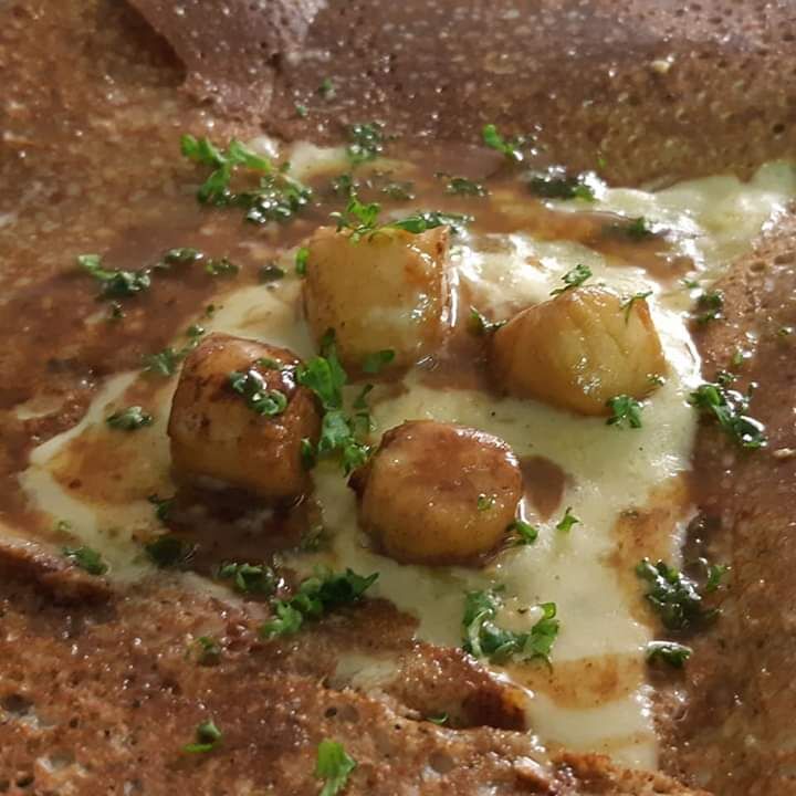 La Rospico :
Sur un lit de mousse de Saint Jacques et de fondue de poireaux, quelques noix de St Jacques flambées au Cognac.