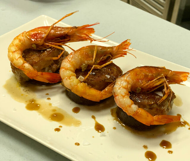 Manitas de cerdo sin trabajo con butifarra negra y gamba roja 