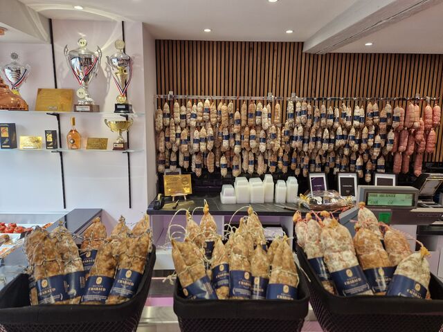 Saucissons secs beaufort, bresse bleu, noisettes